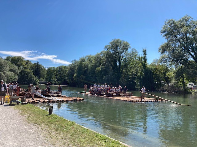 Die traditionelle MTI Isar-Floßfahrt startete am Morgen des 14. Juli in Wolfratshausen. (Bildquelle: @MTI Technology)