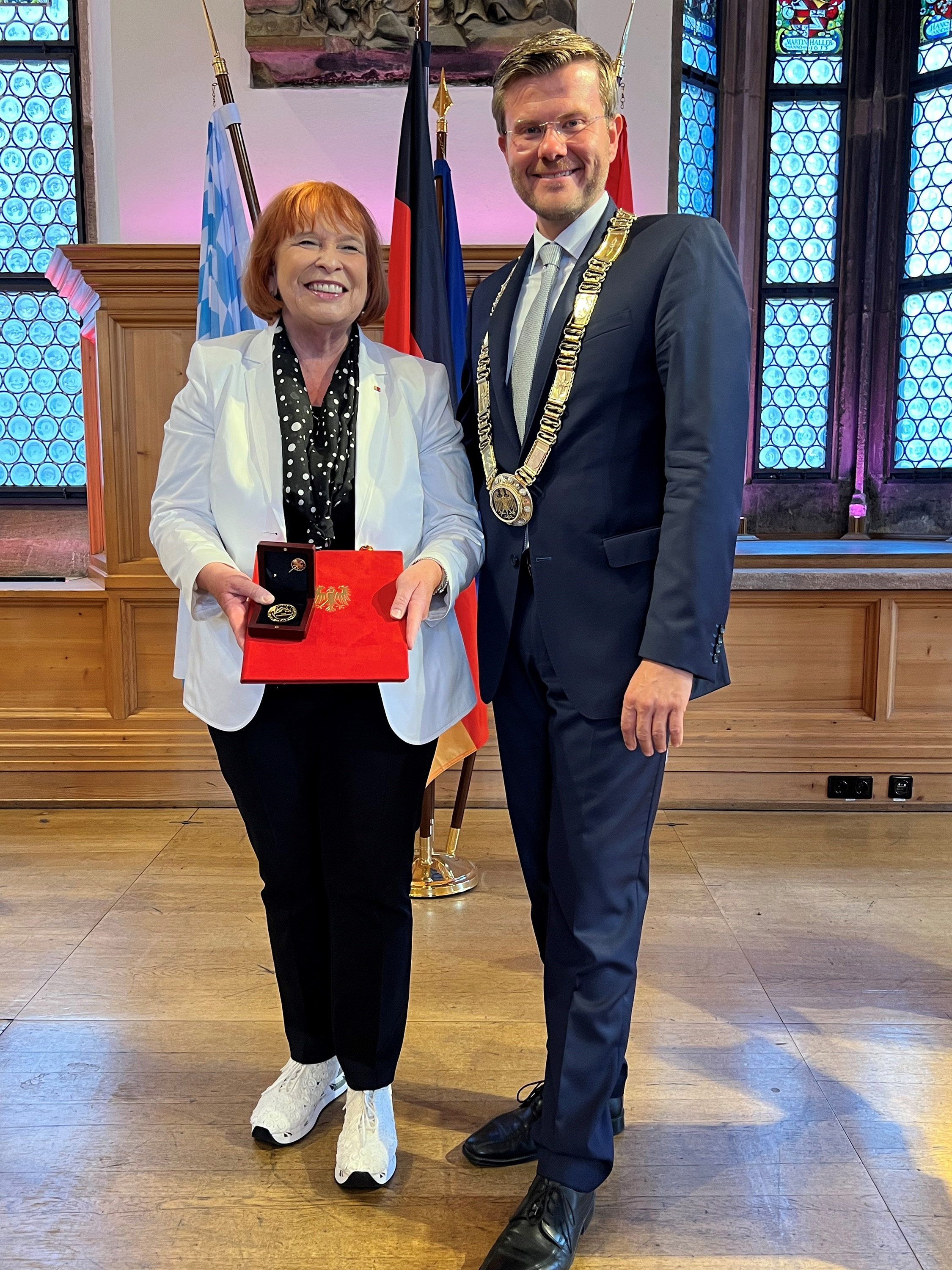 Frau Ingrid Hofmann und Herr Marcus König, Oberbürgermeister der Stadt Nürnberg Frau Ingrid Hofmann und Herr Marcus König, Oberbürgermeister der Stadt Nürnberg