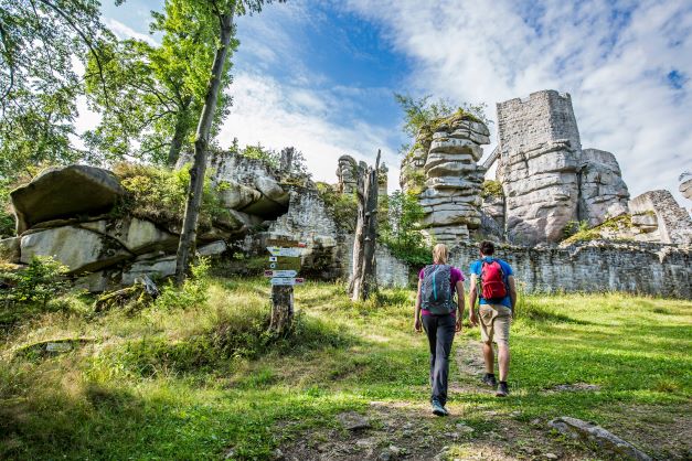 Etappe des Goldsteigs: Eingebettet in markante Gesteinsformationen liegt die Burgruine Weißenstein. (Bildquelle: Foto: djd/Oberpfälzer Wald/Thomas Kujat)