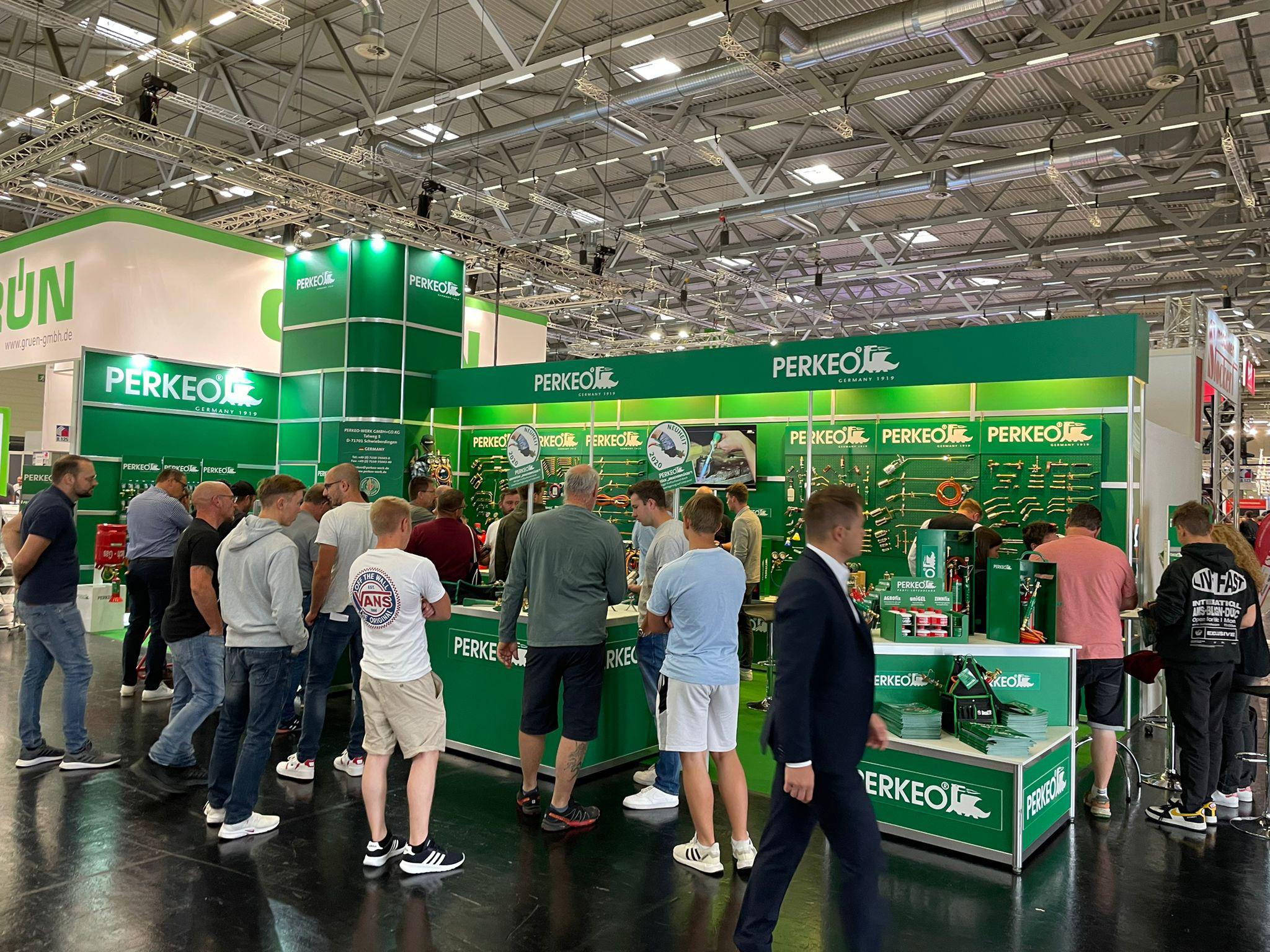 Interessierte Besucher am Messestand von PERKEO-WERK Interessierte Besucher am Messestand von PERKEO-WERK