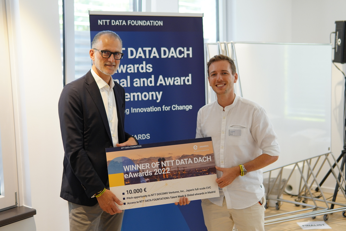 Stefan Hansen (NTT DATA DACH) bei der Scheck-Übergabe an Jan B. Elsner (Skinuvita) (Die Bildrechte liegen bei dem Verfasser der Mitteilung.) Stefan Hansen (NTT DATA DACH) bei der Scheck-Übergabe an Jan B. Elsner (Skinuvita) (Die Bildrechte liegen bei dem Verfasser der Mitteilung.)
