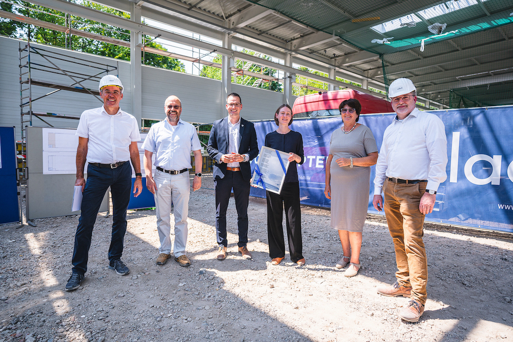 Große Freudeüber den Abschluss der Rohbauarbeiten für den neuen Hangar von Volocopter. (Bildquelle: Volocopter)