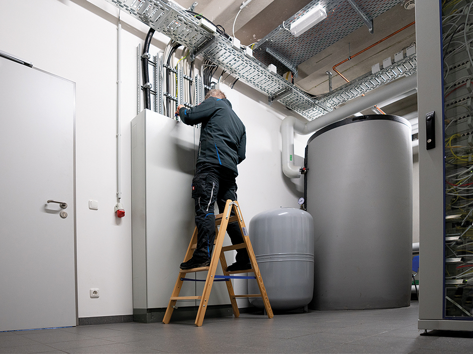 KRAUSE Holzleitern sorgen für Sicherheit bei Arbeiten an elektrischen Leitungen. (Die Bildrechte liegen bei dem Verfasser der Mitteilung.) KRAUSE Holzleitern sorgen für Sicherheit bei Arbeiten an elektrischen Leitungen. (Die Bildrechte liegen bei dem Verfasser der Mitteilung.)