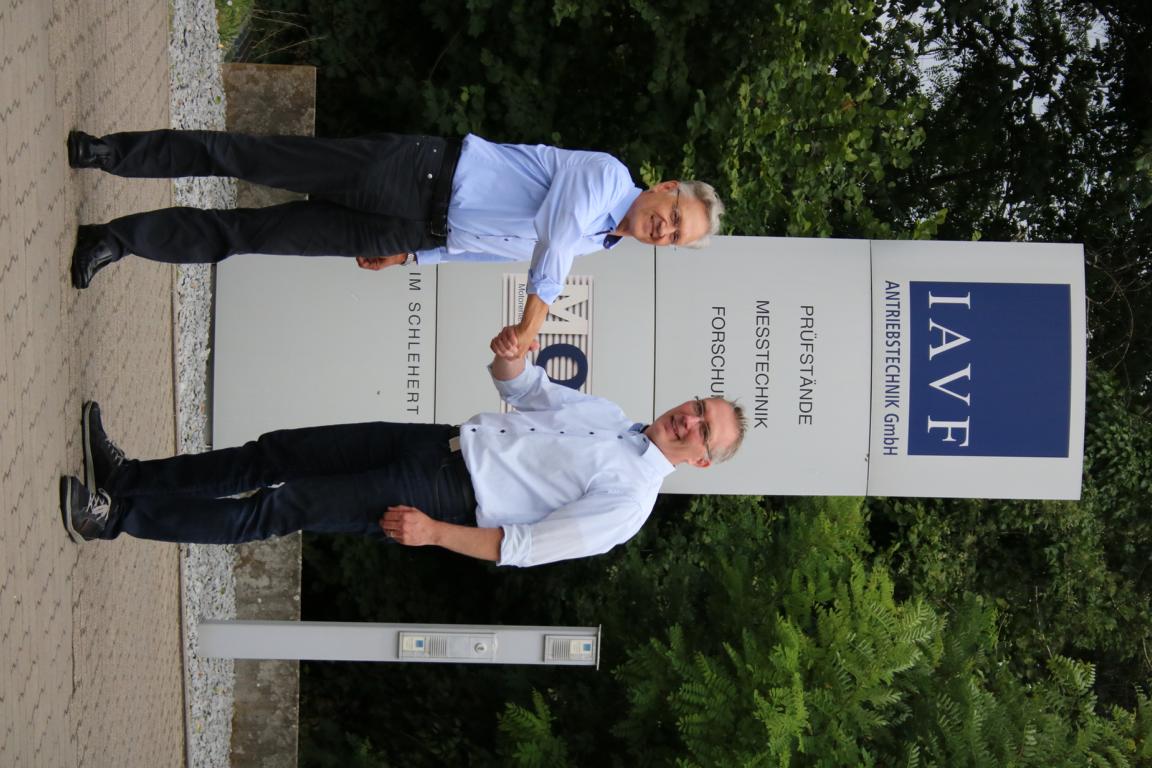 Prof. Dr. Bernhard Kehrwald, IAVF (l.) und Nico Albrecht, Geschäftsführer MAMotec GmbH (r.) (Die Bildrechte liegen bei dem Verfasser der Mitteilung.) Prof. Dr. Bernhard Kehrwald, IAVF (l.) und Nico Albrecht, Geschäftsführer MAMotec GmbH (r.) (Die Bildrechte liegen bei dem Verfasser der Mitteilung.)