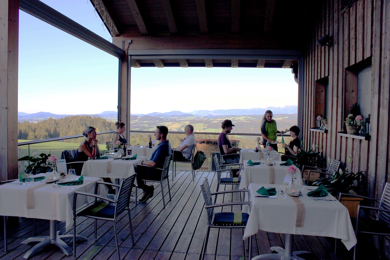 Das Candle-Light-Dinner vor traumhafter Kulisse im skywalk allgäu sorgte für viel romantische Stimmung bei den Teilnehmer-Paaren. Das Candle-Light-Dinner vor traumhafter Kulisse im skywalk allgäu sorgte für viel romantische Stimmung bei den Teilnehmer-Paaren.