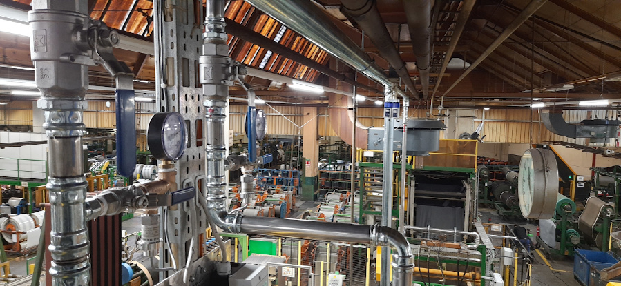 Rohrleitungen zur Vakuumversorgung von Textilschneidemaschinen bei Continental Reifen. Rohrleitungen zur Vakuumversorgung von Textilschneidemaschinen bei Continental Reifen.