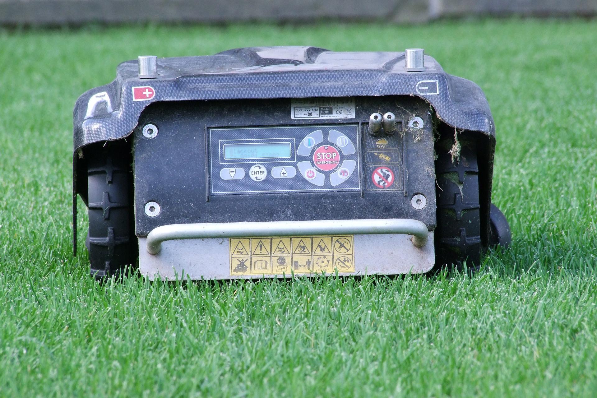 Rasenmähroboter im Einsatz beim Rasenmähen Rasenmähroboter im Einsatz beim Rasenmähen