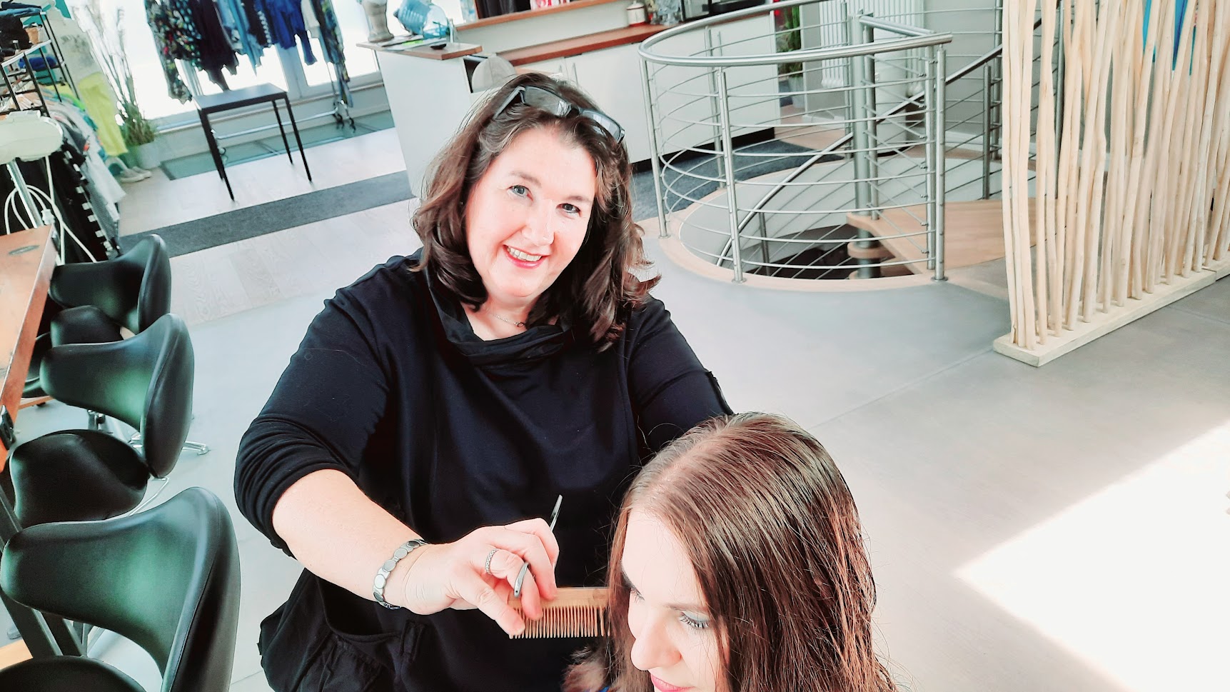Friseurin schneidet Haare (Die Bildrechte liegen bei dem Verfasser der Mitteilung.)