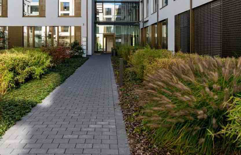 Schönheitschirurg Dr. Ryssel berichtet von positiven Erfahrungen mit Leichtimplantaten. (Die Bildrechte liegen bei dem Verfasser der Mitteilung.) Schönheitschirurg Dr. Ryssel berichtet von positiven Erfahrungen mit Leichtimplantaten. (Die Bildrechte liegen bei dem Verfasser der Mitteilung.)