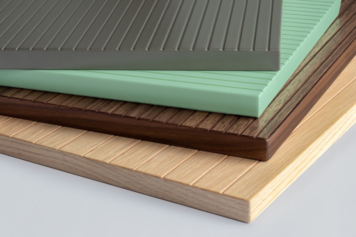 Die neuen Strukturfronten RILLE von Reichert Holztechnik können individuell konfiguriert werden. (© Foto: Reichert Holztechnik) Die neuen Strukturfronten RILLE von Reichert Holztechnik können individuell konfiguriert werden. (© Foto: Reichert Holztechnik)