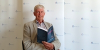 Rolf Gestefeld mit seinem Buch „Liebesgitter“ (Foto: BürgerStiftung Region Ahrensburg) Rolf Gestefeld mit seinem Buch „Liebesgitter“ (Foto: BürgerStiftung Region Ahrensburg)