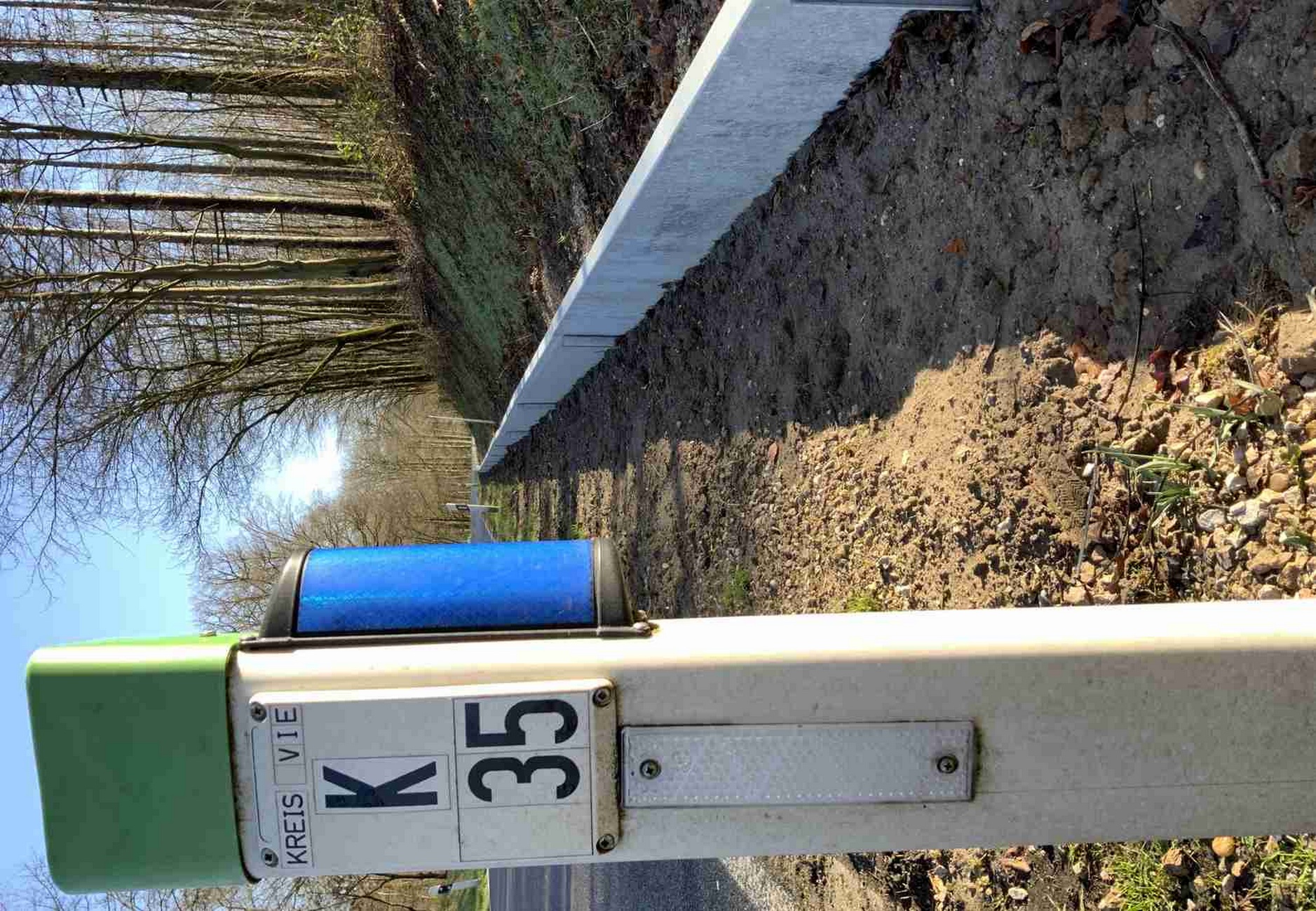 Um den Erdkröten und Molchen ein sicheres Überqueren der Straße zu ermöglichen, wurde die Amphibienleitanlage von Blömen saniert.