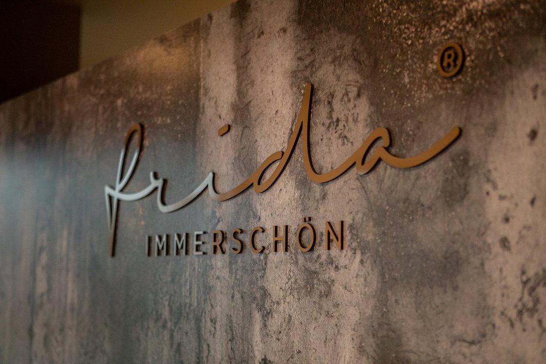 Frida Immerschön Aufschrift im Kosmetikstudio Frankfurt (Die Bildrechte liegen bei dem Verfasser der Mitteilung.)