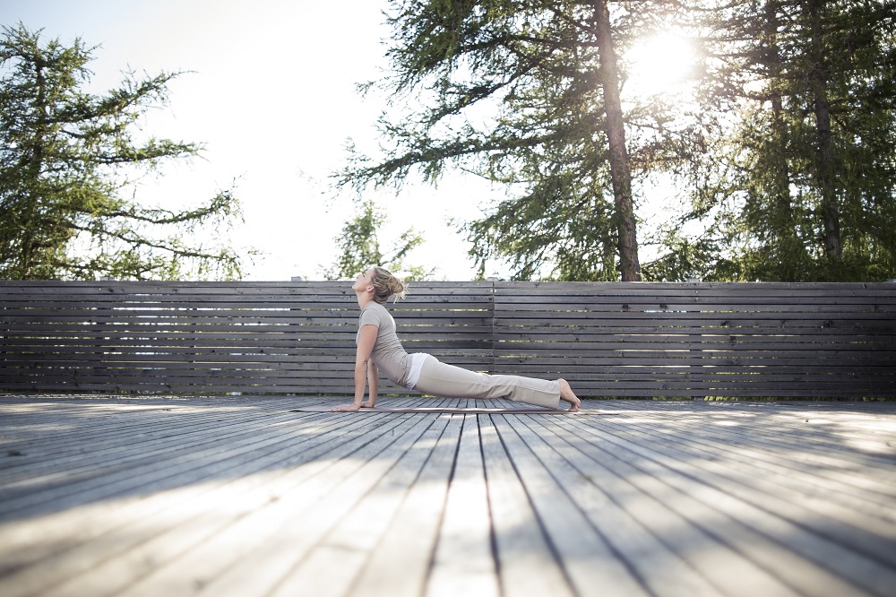Yoga an der frischen Bergluft im vigilius mountain resort (Bildquelle: Florian Andergassen)