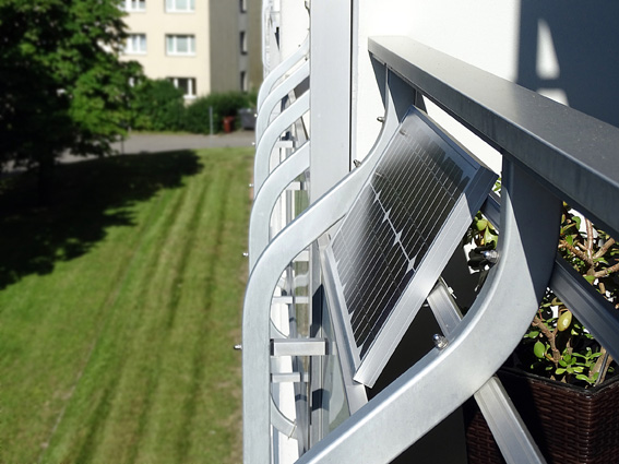 Wer eine Mini-Fotovoltaikanlage auf dem Balkon anbringen möchte, sollte vorab den Vermieter fragen. (Bildquelle: ERGO Group)