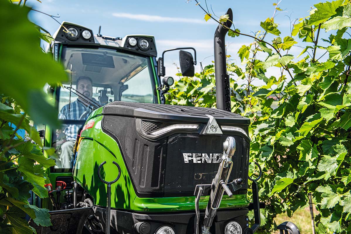 Charakteristischer Kühlergrill der Baureihe der Spezialtraktoren Fendt 200 V/F/P Vario einbaufertig (Die Bildrechte liegen bei dem Verfasser der Mitteilung.) Charakteristischer Kühlergrill der Baureihe der Spezialtraktoren Fendt 200 V/F/P Vario einbaufertig (Die Bildrechte liegen bei dem Verfasser der Mitteilung.)