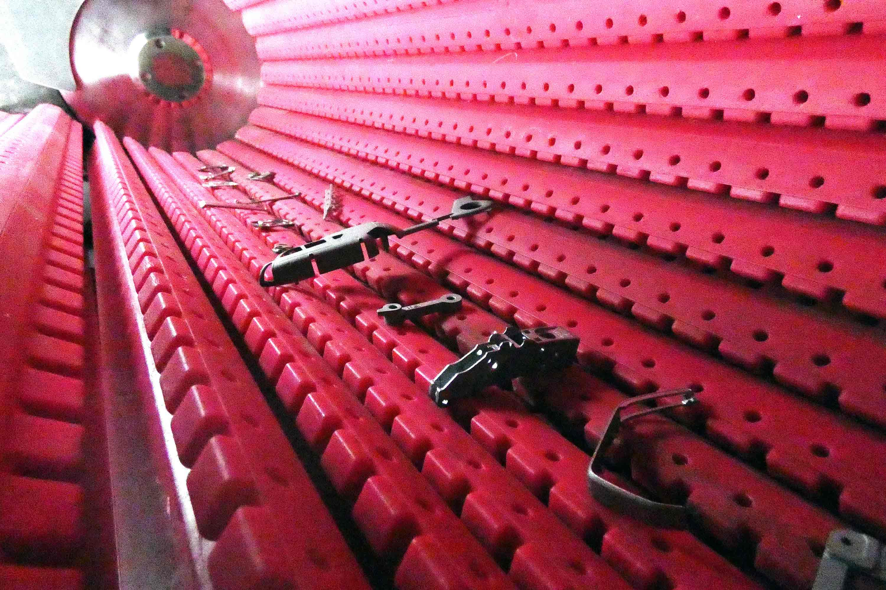 Muldenband-Strahlanlage THM 300/1: Das Muldenband fördert die einzelnen Teile schonend. (Die Bildrechte liegen bei dem Verfasser der Mitteilung.) Muldenband-Strahlanlage THM 300/1: Das Muldenband fördert die einzelnen Teile schonend. (Die Bildrechte liegen bei dem Verfasser der Mitteilung.)