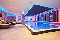 Wunderschön beleuchteter Innenpool-Bereich (Hotel Rupertihof)