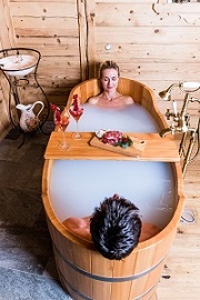 Pärchen genießt gemeinsames Milchbad (c) DEJORI WERNER (Hotel Granbaita Dolomites) Pärchen genießt gemeinsames Milchbad (c) DEJORI WERNER (Hotel Granbaita Dolomites)