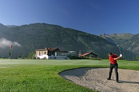 Mann am Golfplatz (Hotel Gassner)