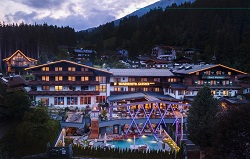 Das Hotel Gassner in der Dämmerung (Hotel Gassner)