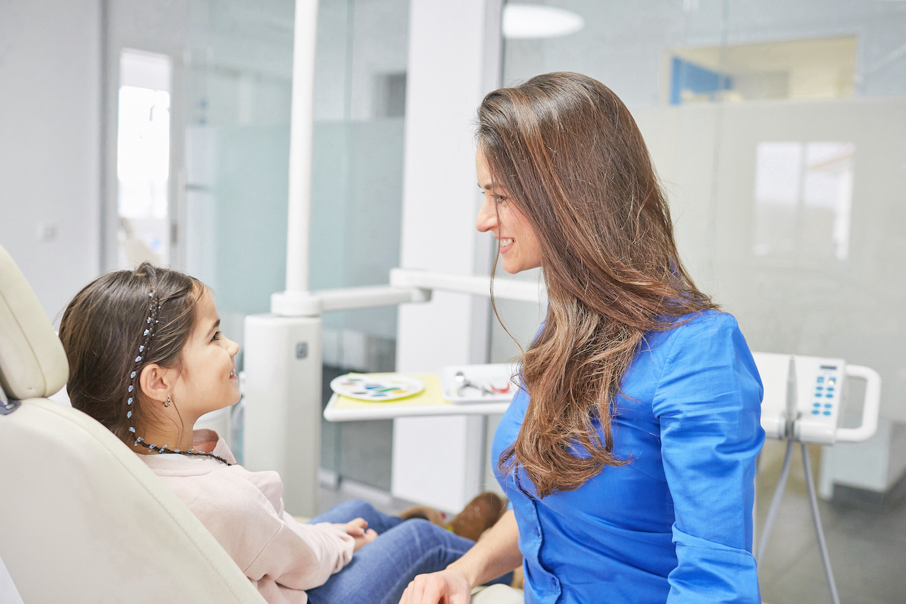 Dr. Asadeh Hatami ermutigt Eltern, ihre Kinder frühzeitig zu einer Erstkontrolle zu schicken (Die Bildrechte liegen bei dem Verfasser der Mitteilung.) Dr. Asadeh Hatami ermutigt Eltern, ihre Kinder frühzeitig zu einer Erstkontrolle zu schicken (Die Bildrechte liegen bei dem Verfasser der Mitteilung.)
