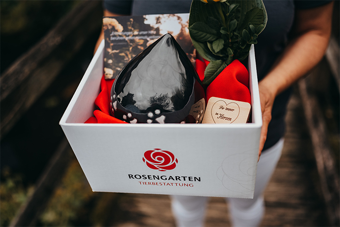 Urnenübergabe durch die Tierbestatter der ROSENGARTEN-Tierbestattung