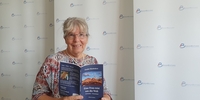 Frauke Kässbohrer mit ihrem Buch (Foto: BürgerStiftung Region Ahrensburg) Frauke Kässbohrer mit ihrem Buch (Foto: BürgerStiftung Region Ahrensburg)