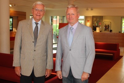 Auf weitere gute Zusammenarbeit: Geschäftsführer Thomas Schley (r.) gratuliert dem AR-Vorsitzenden d Auf weitere gute Zusammenarbeit: Geschäftsführer Thomas Schley (r.) gratuliert dem AR-Vorsitzenden d