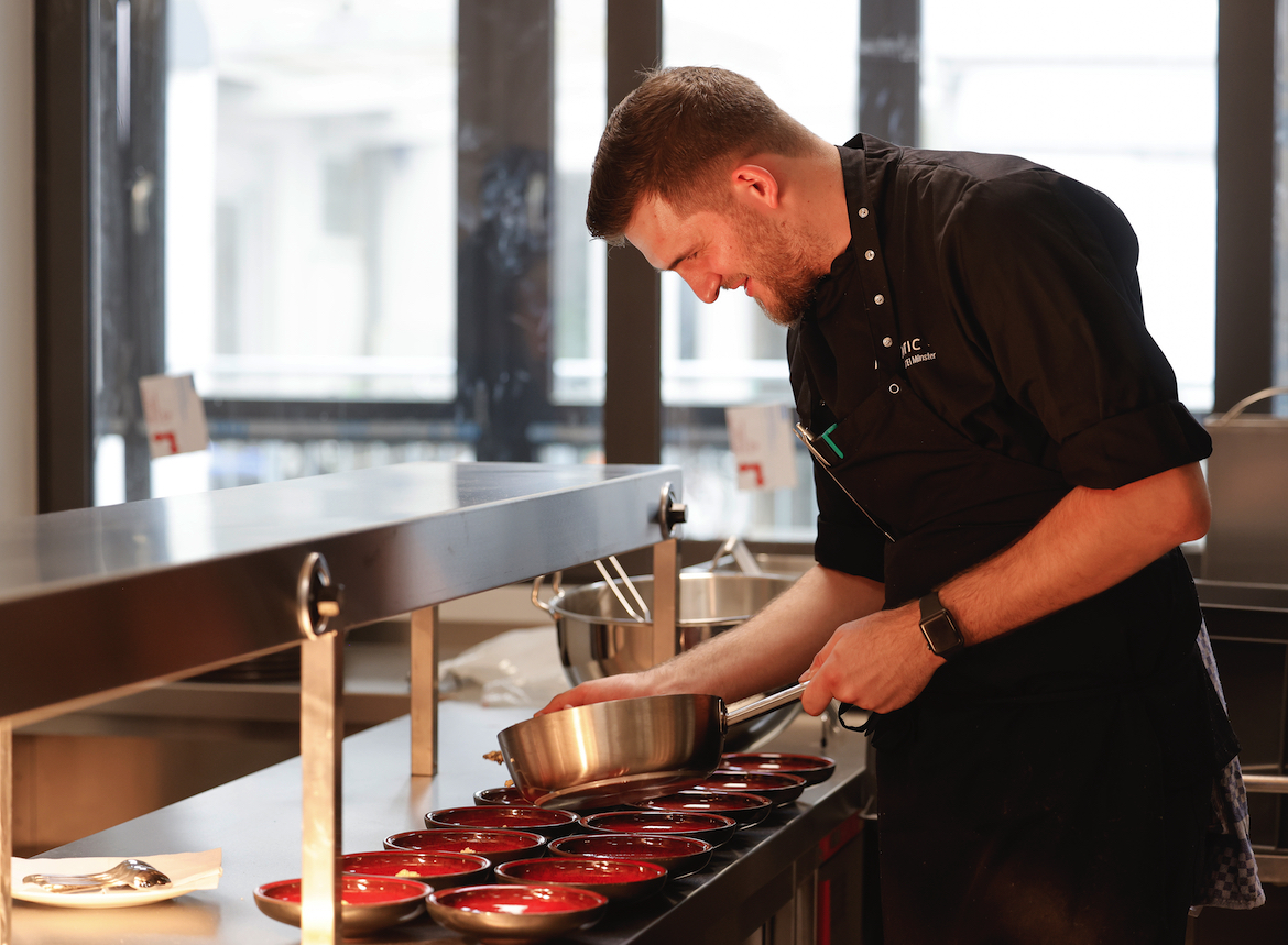 Kreativer Küchenchef im ATLANTIC Hotel Münster: Niklas Hoffmann (Bildquelle: @ATLANTIC Hotel Münster / Franziska Krug) Kreativer Küchenchef im ATLANTIC Hotel Münster: Niklas Hoffmann (Bildquelle: @ATLANTIC Hotel Münster / Franziska Krug)