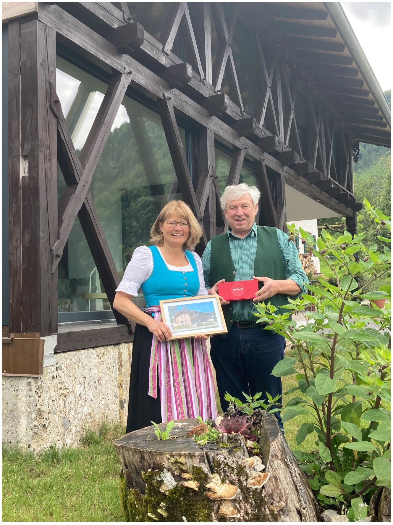 Annemarie und Toni Dettendorfer freuen sich über den Hauptgewinn der GW-Fotoaktion. (Foto: GW GERMAN WINDOWS, Südlohn-Oeding)