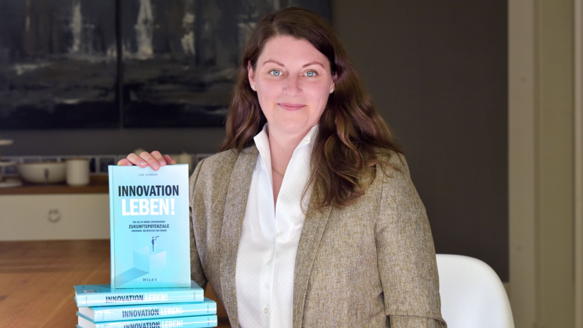 Lena Lührmann spricht mit dem Wiley Verlagüber Innovation und ihr neues Buch„Innovation leben!“. (Die Bildrechte liegen bei dem Verfasser der Mitteilung.) Lena Lührmann spricht mit dem Wiley Verlagüber Innovation und ihr neues Buch„Innovation leben!“. (Die Bildrechte liegen bei dem Verfasser der Mitteilung.)