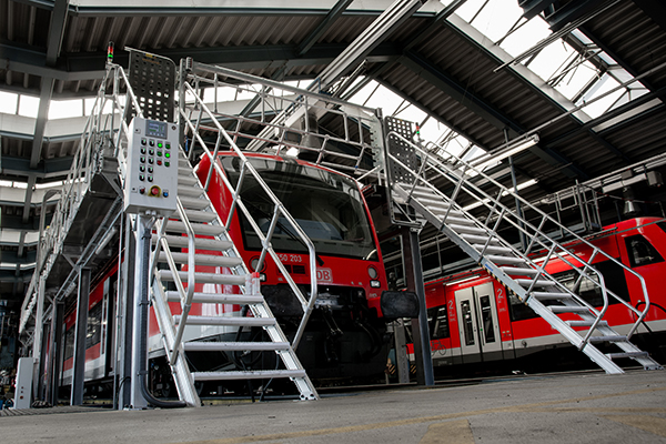 KRAUSE Dacharbeitsstand mit beidseitigem Treppenzugang integriert in eine Wartungshalle (Die Bildrechte liegen bei dem Verfasser der Mitteilung.)