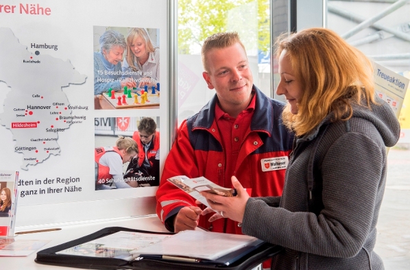 Ein Infostand der MitarbeiterInnen von promotionwelt (Die Bildrechte liegen bei dem Verfasser der Mitteilung.)