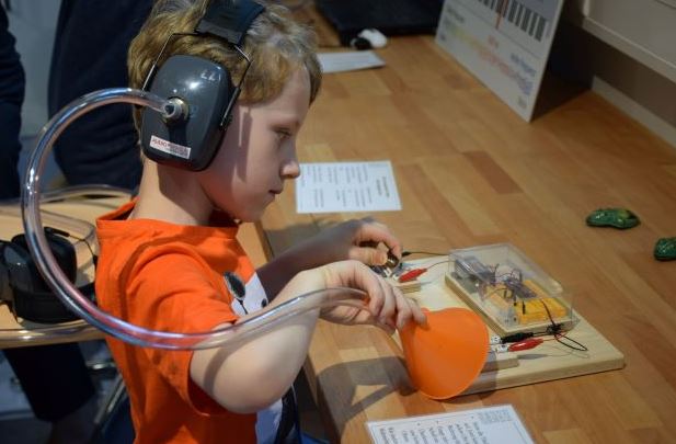Im Rahmen der Hör-Werkstatt heißt es bereits zum fünften Mal„Ohren auf im Deutschen Museum“(Bildquelle: @ MED-EL) Im Rahmen der Hör-Werkstatt heißt es bereits zum fünften Mal„Ohren auf im Deutschen Museum“(Bildquelle: @ MED-EL)