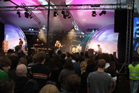 Eine Band heizte den Jugendlichen beim Teenagermissionstreffen kräftig ein. Eine Band heizte den Jugendlichen beim Teenagermissionstreffen kräftig ein.