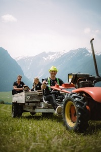 Familie Proßegger bei der Traktor-Fahrt (c) Wolfgang Scherzer - Verwolf Production (BergBaur)