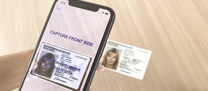 Prüfung von einem Ausweisdokument mittels Genuine-ID (Die Bildrechte liegen bei dem Verfasser der Mitteilung.)