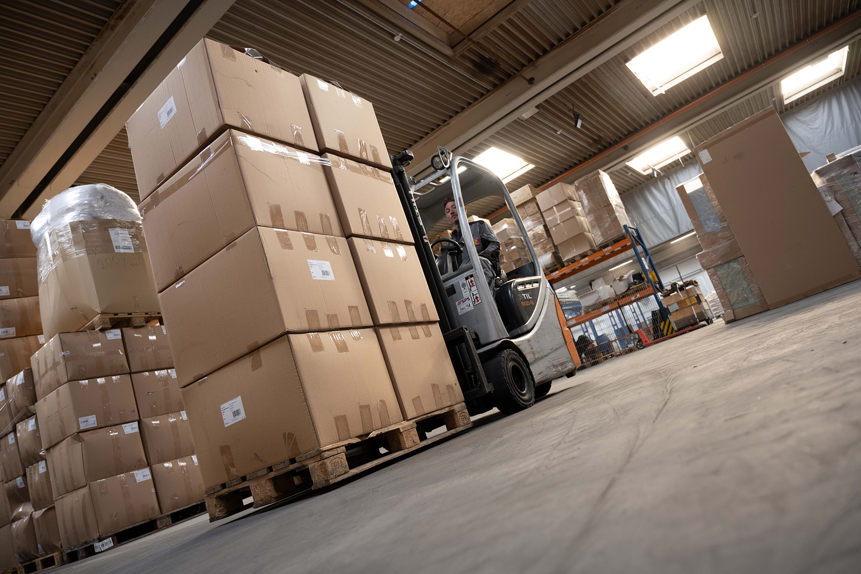 Ein absolut ebener Boden dank Megnesitestrich ist die beste Basis für die reibungslose Logistik bei Becker & Lietke in Osnabrück. Ein absolut ebener Boden dank Megnesitestrich ist die beste Basis für die reibungslose Logistik bei Becker & Lietke in Osnabrück.