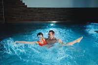Spaß zu Zweit im Indoor Pool (Tillga Glück)