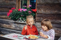 Kinder genießen den leckeren Kaiserschmarrn (c) Sebastian Stiphout_Österreich Werbung (Wolfgangsee T