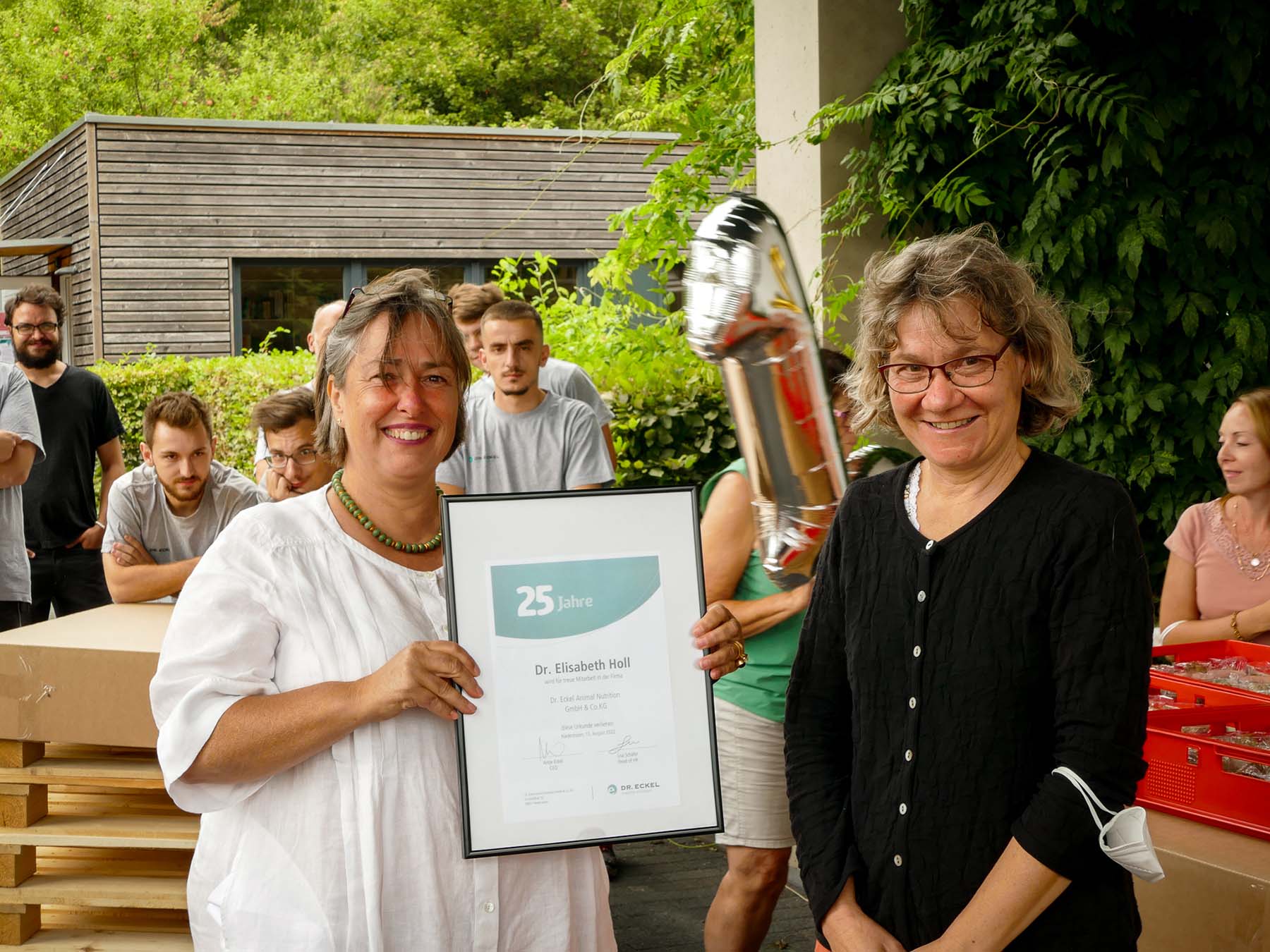 Dr. Antje Ecke gratuliert ihrer langjährigen Mitarbeiterin Dr. Elisabeth Holl Dr. Antje Ecke gratuliert ihrer langjährigen Mitarbeiterin Dr. Elisabeth Holl