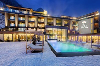 Außenansicht mit Pool im Winter (c) Wellnessresort Amonti & Lunaris