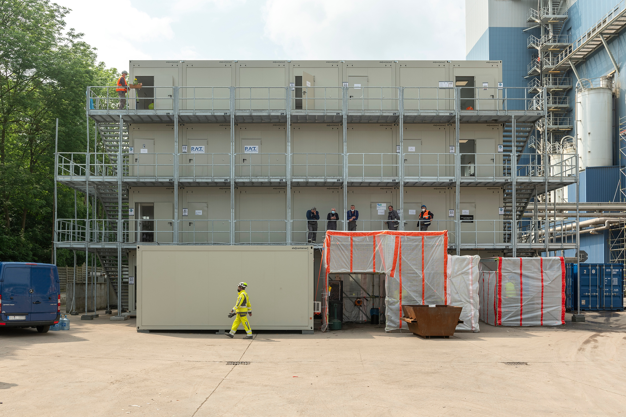 Die ELA Container auf dem Betriebsgelände der Papierfabrik wurden platzsparend gestapelt und mit Treppen verbunden. Die ELA Container auf dem Betriebsgelände der Papierfabrik wurden platzsparend gestapelt und mit Treppen verbunden.