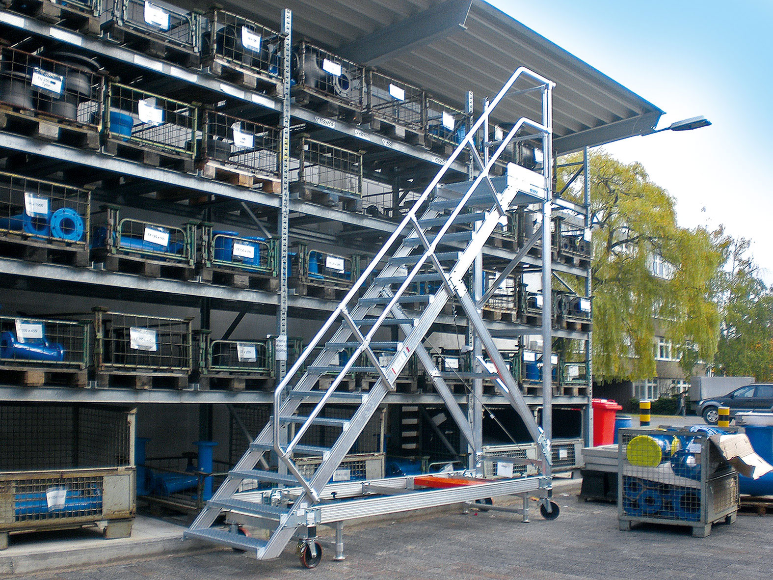 Arbeitssicherheit in der Logistik mit der KRAUSE Treppe (Die Bildrechte liegen bei dem Verfasser der Mitteilung.) Arbeitssicherheit in der Logistik mit der KRAUSE Treppe (Die Bildrechte liegen bei dem Verfasser der Mitteilung.)