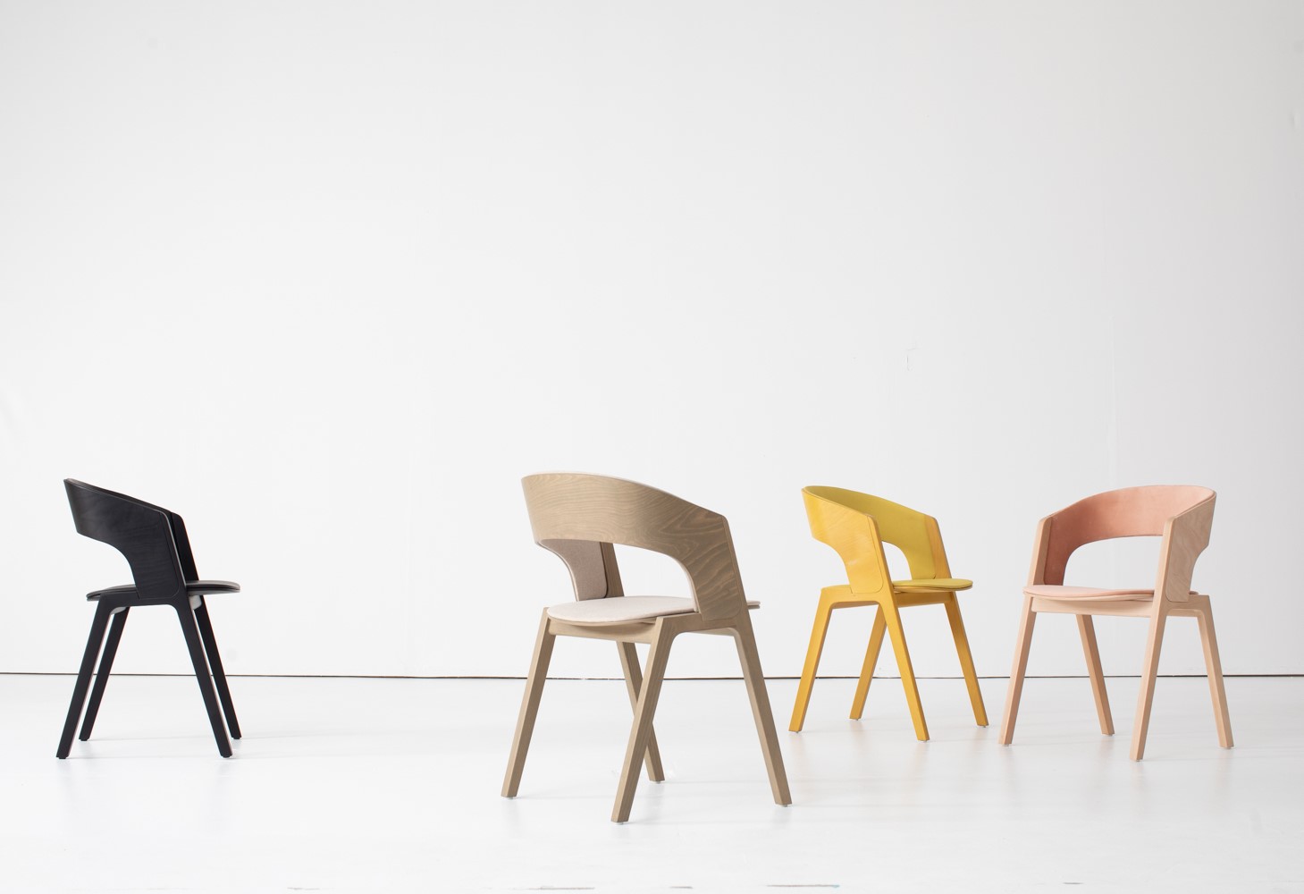 Die Stühle von Designer Zoran bestechen durch ihren Minimalismus (Die Bildrechte liegen bei dem Verfasser der Mitteilung.)