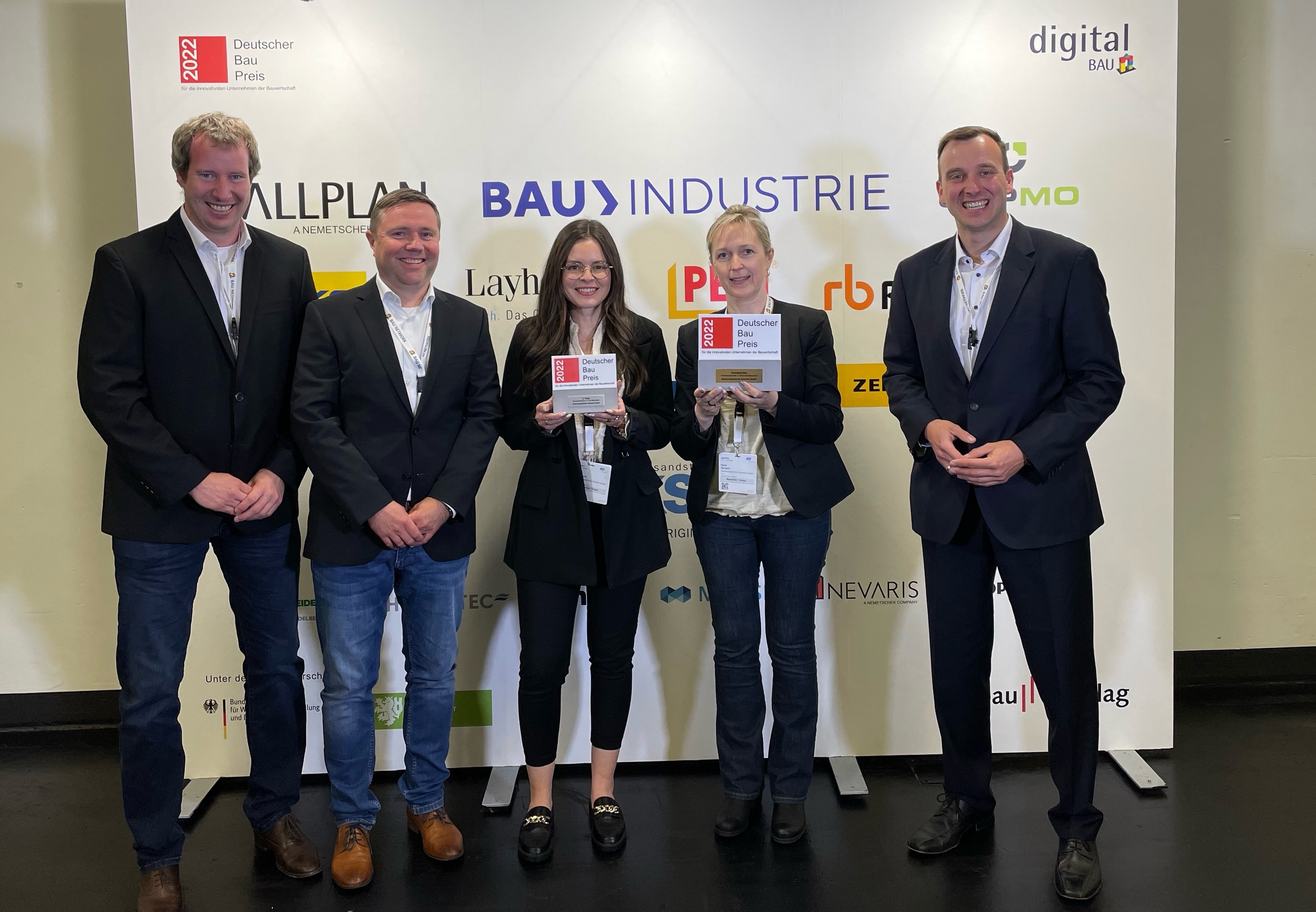 Mitarbeiterinnen und Mitarbeiter der Sanierungstechnik Dommel freuten über die Auszeichnungen beim Deutschen Baupreis.