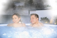 Pärchen im Whirlpool (Das SeeMOUNT Superior Active Nature Resort) Pärchen im Whirlpool (Das SeeMOUNT Superior Active Nature Resort)