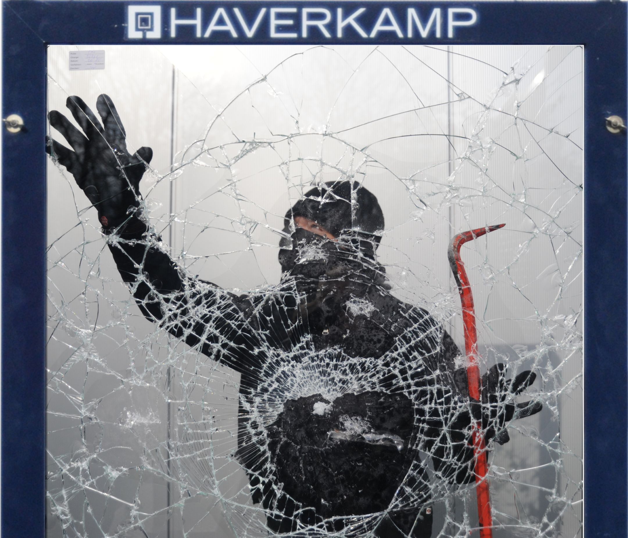 Durchbruchversuch fehlgeschlagen: mit HAVERKAMP PROFI-LON® P4A beschichtete Flachglasscheibe Durchbruchversuch fehlgeschlagen: mit HAVERKAMP PROFI-LON® P4A beschichtete Flachglasscheibe