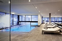Entspannte Stunden am Innenpool (Das SeeMOUNT Superior Active Nature Resort)